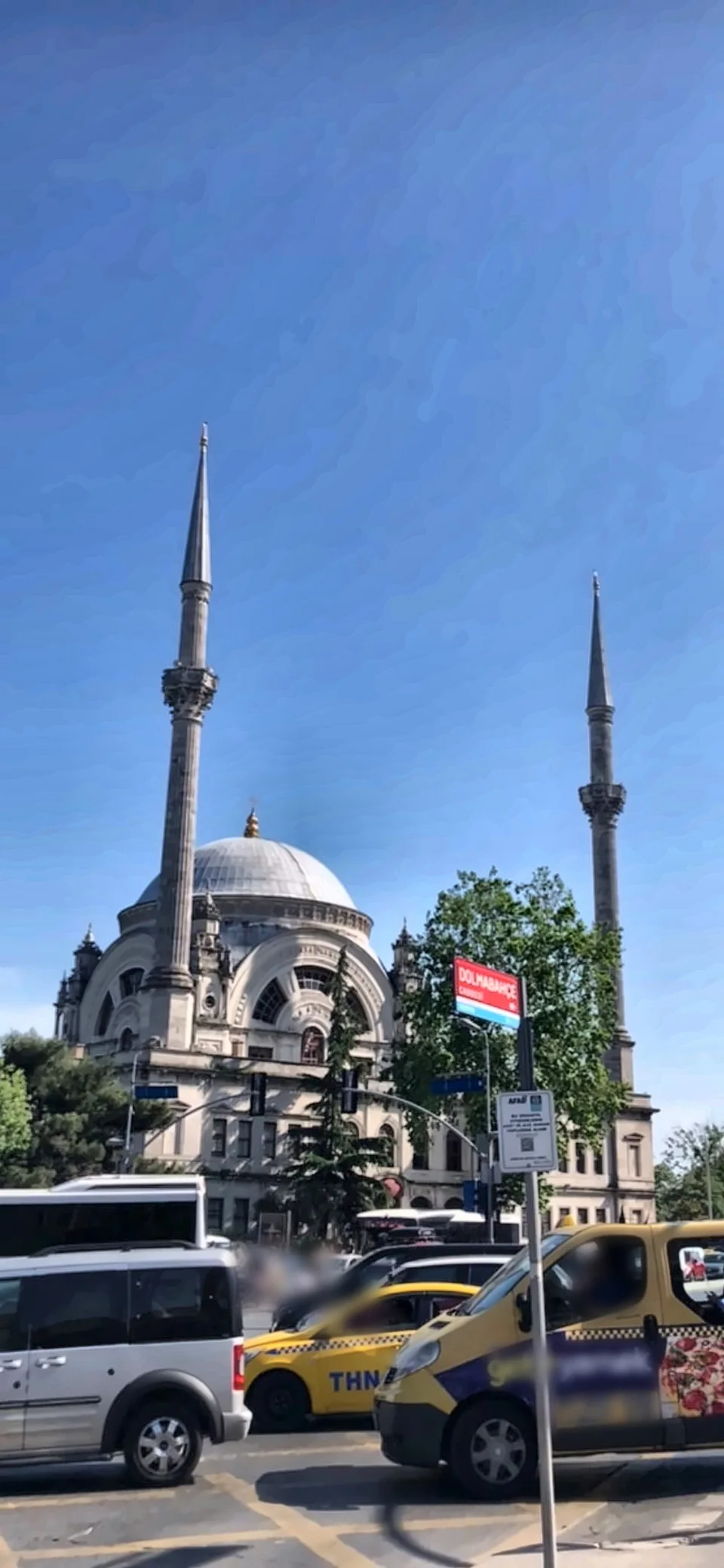 Çift minareli bir cami ve önünden geçen yoğun cadde.